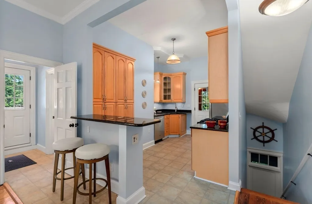 3 bed, 1 bath apartment for rent at 409 Atlantic Ave Unit 0, Marblehead — photo 7 of 29
