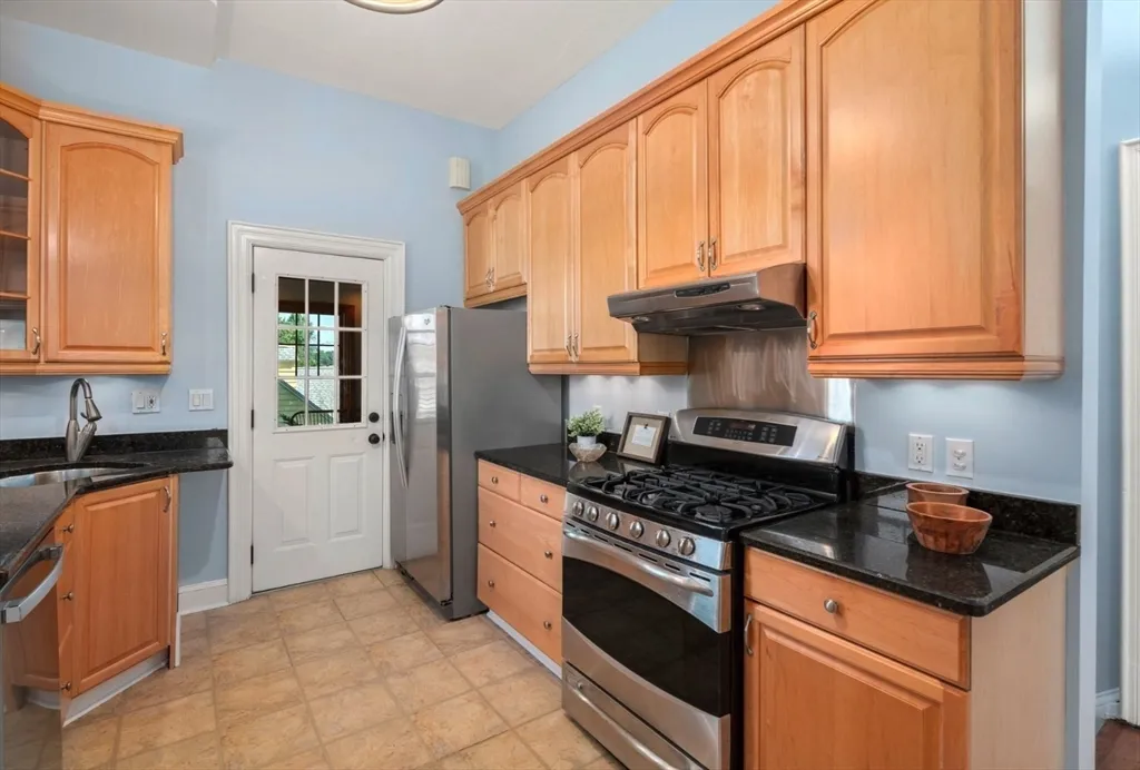 3 bed, 1 bath apartment for rent at 409 Atlantic Ave Unit 0, Marblehead — photo 8 of 29