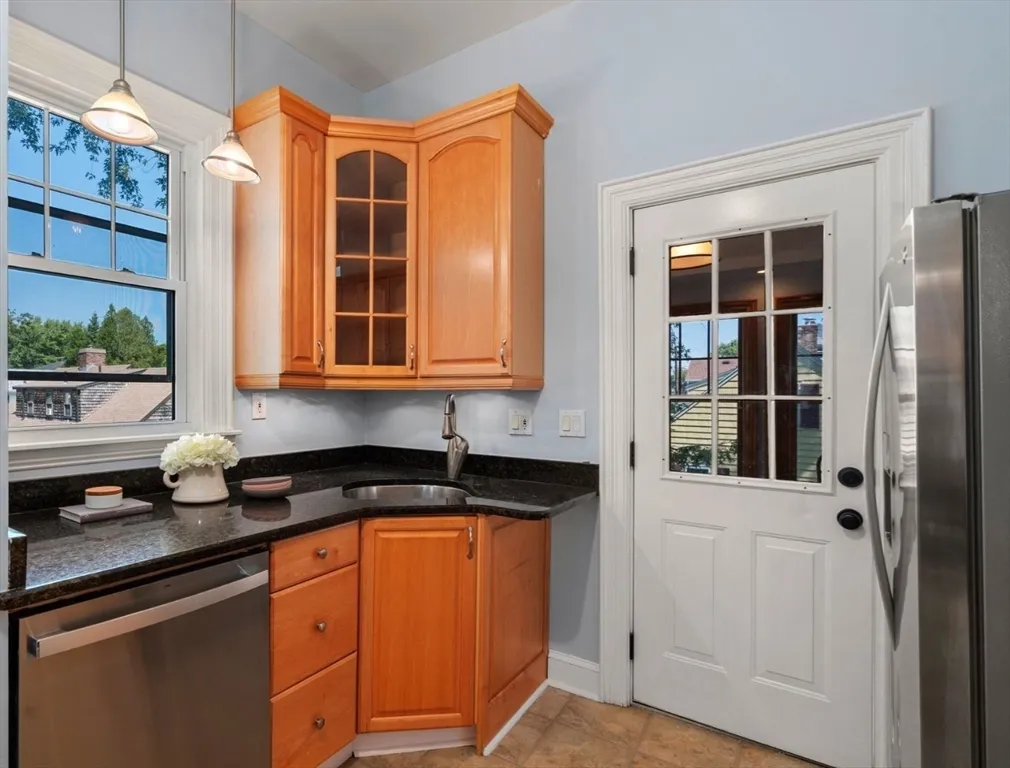 3 bed, 1 bath apartment for rent at 409 Atlantic Ave Unit 0, Marblehead — photo 9 of 29