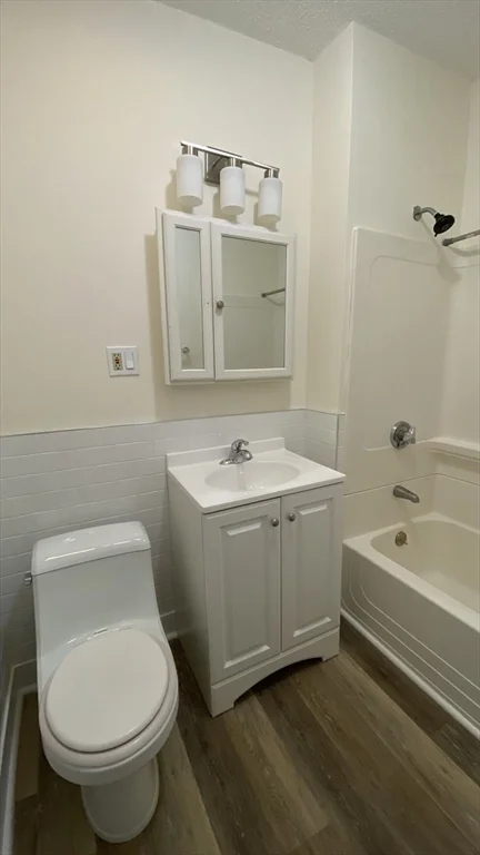 3 bed, 1 bath apartment for rent at 409 Chestnut St Unit 3, Lynn — photo 6 of 11