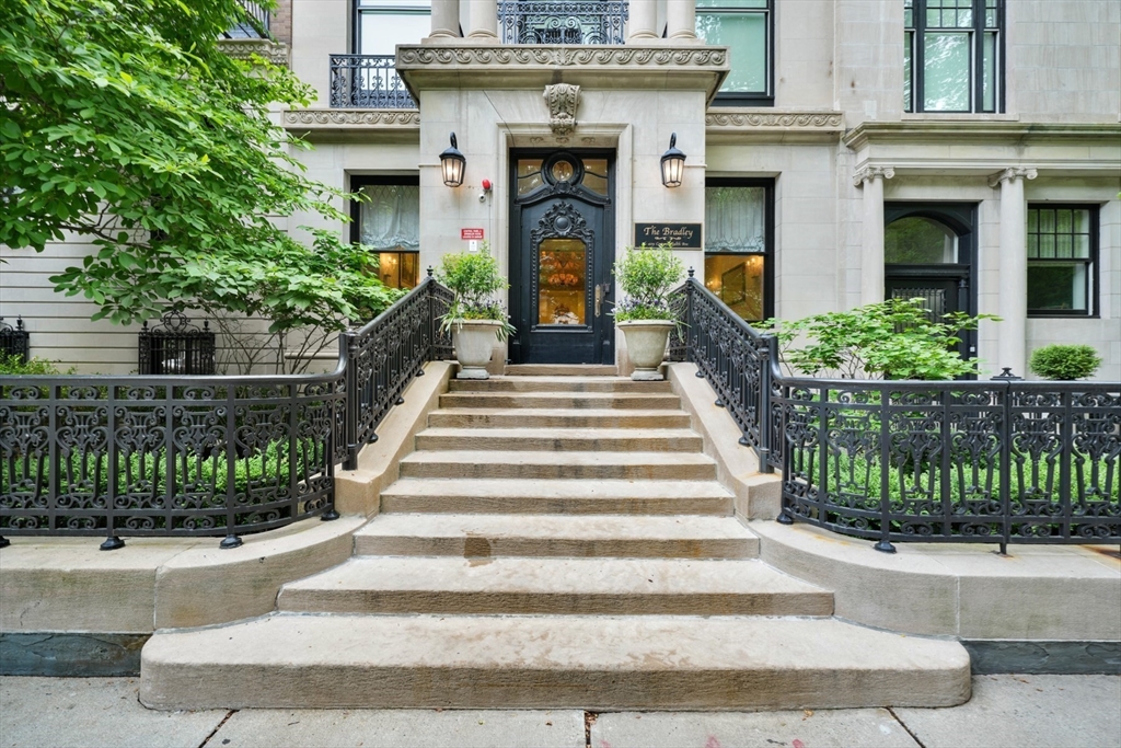 4 bed, 4+ bath apartment for rent at 409 Commonwealth Ave Unit B, Back Bay — photo 1 of 28