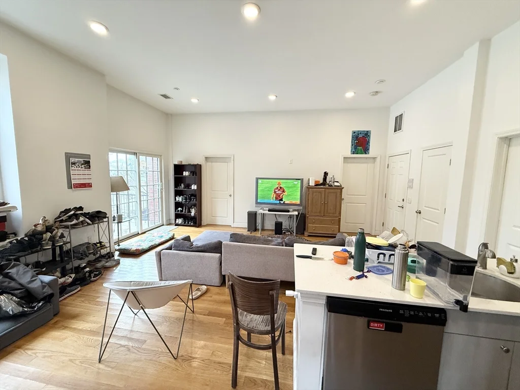 3 bed, 2 bath apartment for rent at 409 Dudley St Unit 2, Roxbury — photo 3 of 8