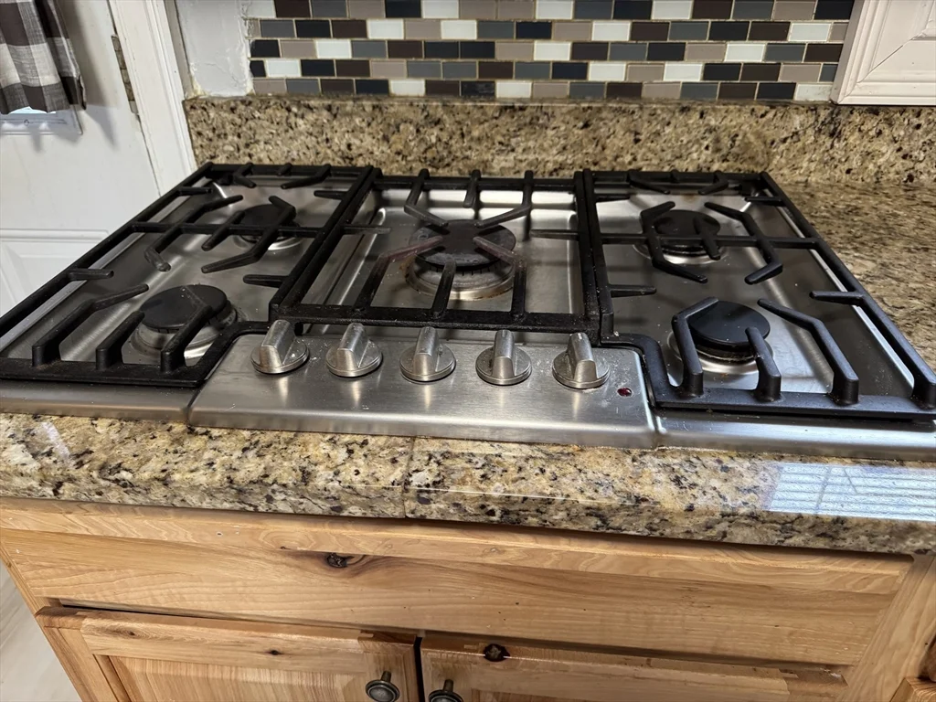 2 bed, 1 bath apartment for rent at 409 Moody St Unit 1, Lowell — photo 6 of 16