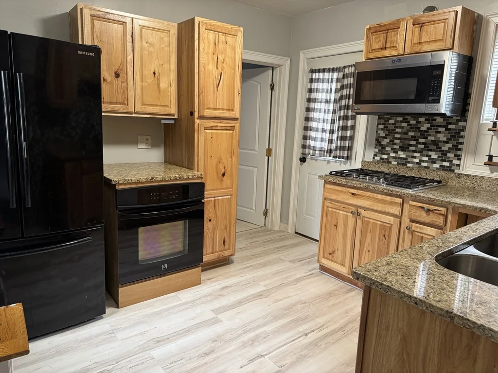 2 bed, 1 bath apartment for rent at 409 Moody St Unit 1, Lowell — photo 5 of 16