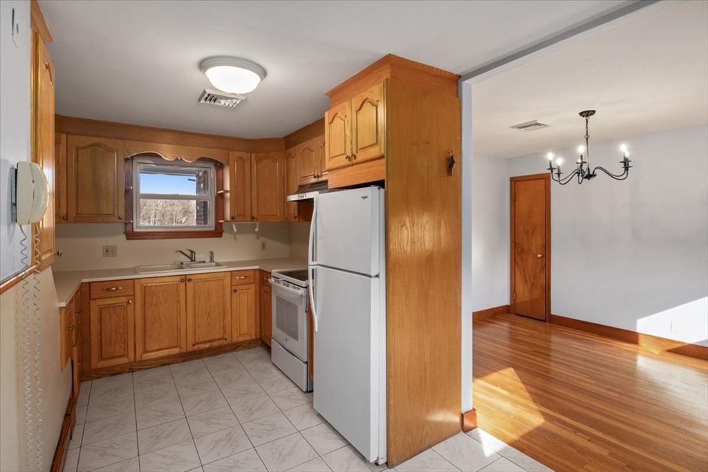 3 bed, 2 bath apartment for rent at 41 Allen Rd, Norwood — photo 8 of 38