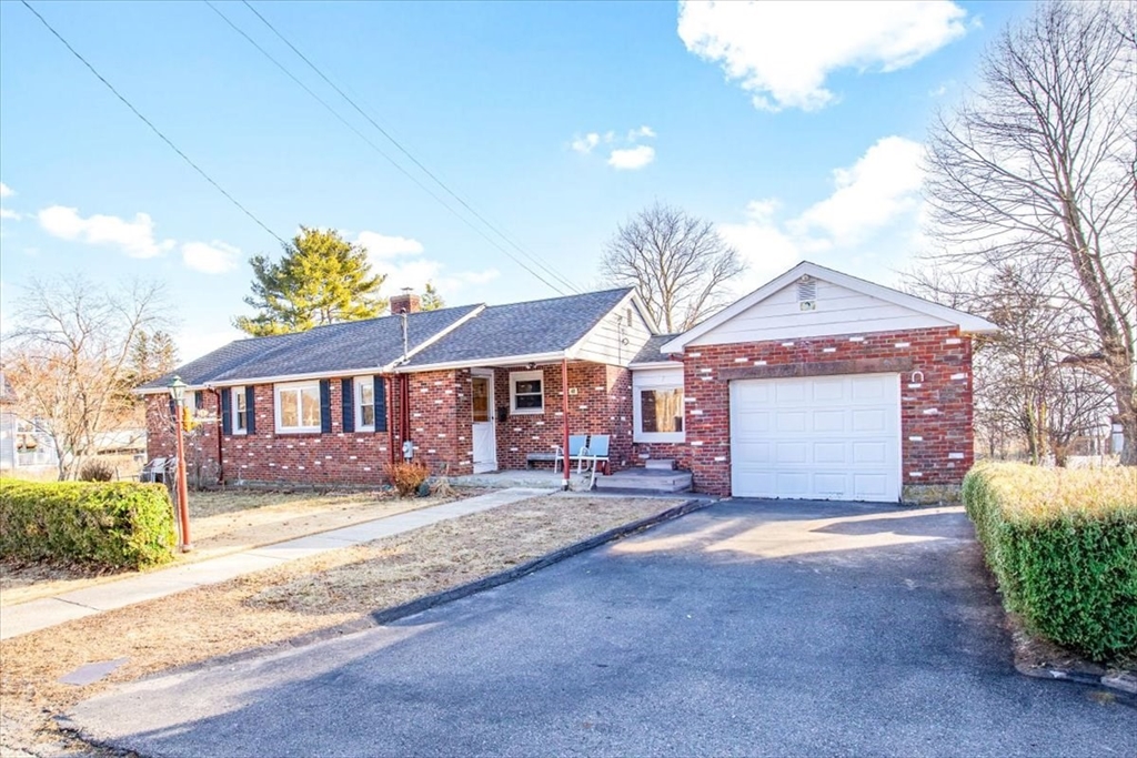 3 bed, 2 bath apartment for rent at 41 Allen Rd, Norwood — photo 1 of 38