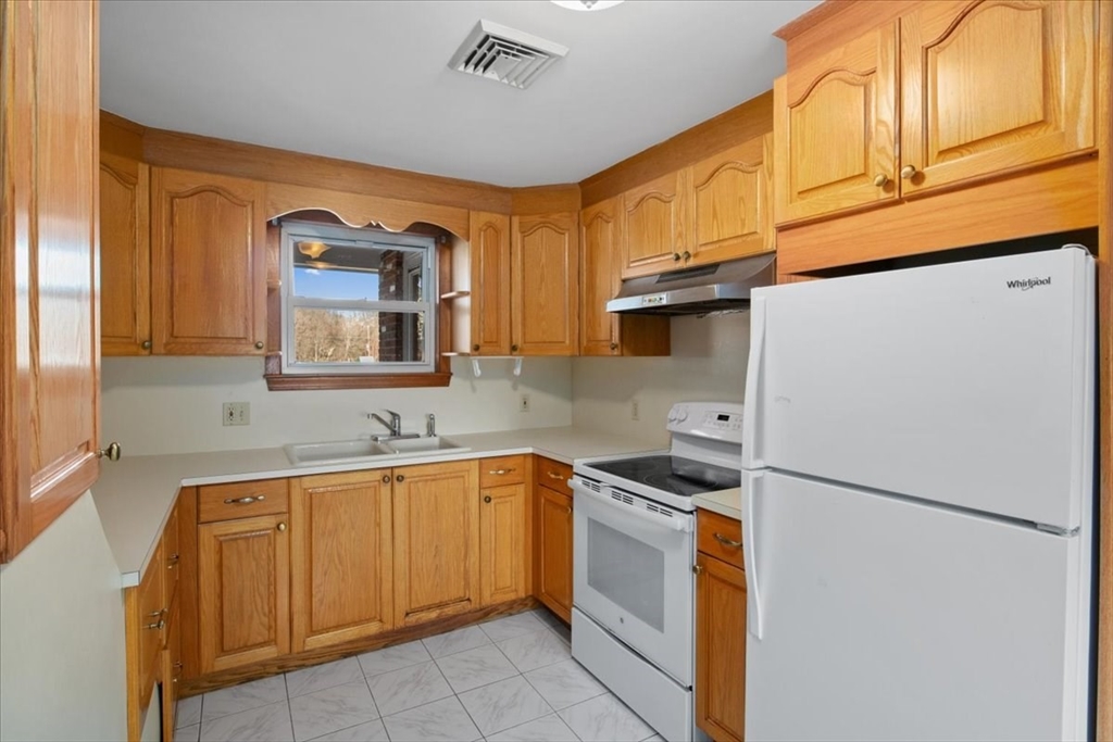 3 bed, 2 bath apartment for rent at 41 Allen Rd, Norwood — photo 9 of 38