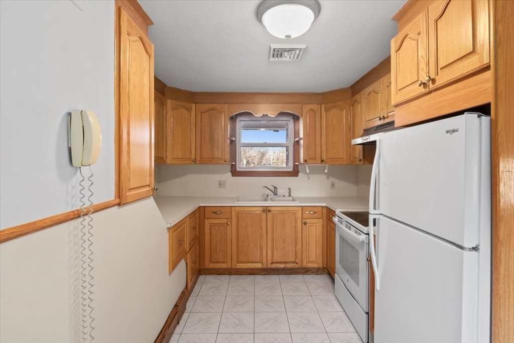 3 bed, 2 bath apartment for rent at 41 Allen Rd, Norwood — photo 7 of 38