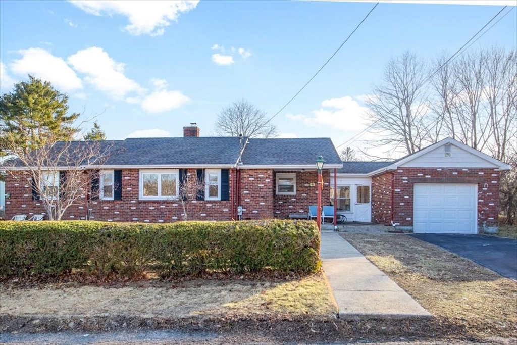 3 bed, 2 bath apartment for rent at 41 Allen Rd, Norwood — photo 2 of 38