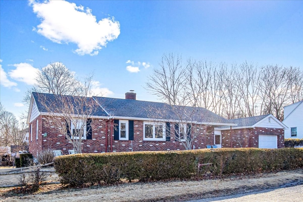 3 bed, 2 bath apartment for rent at 41 Allen Rd, Norwood — photo 3 of 38