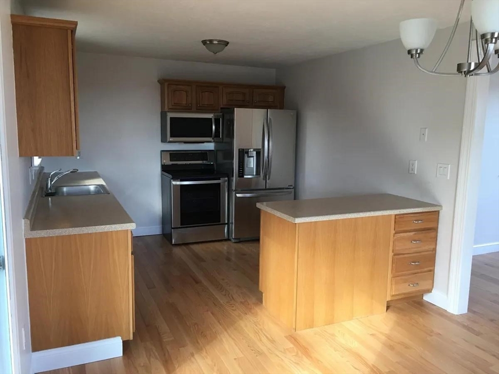 4 bed, 1 bath apartment for rent at 41 Blueberry Hill Rd Unit SF, Woburn — photo 4 of 31