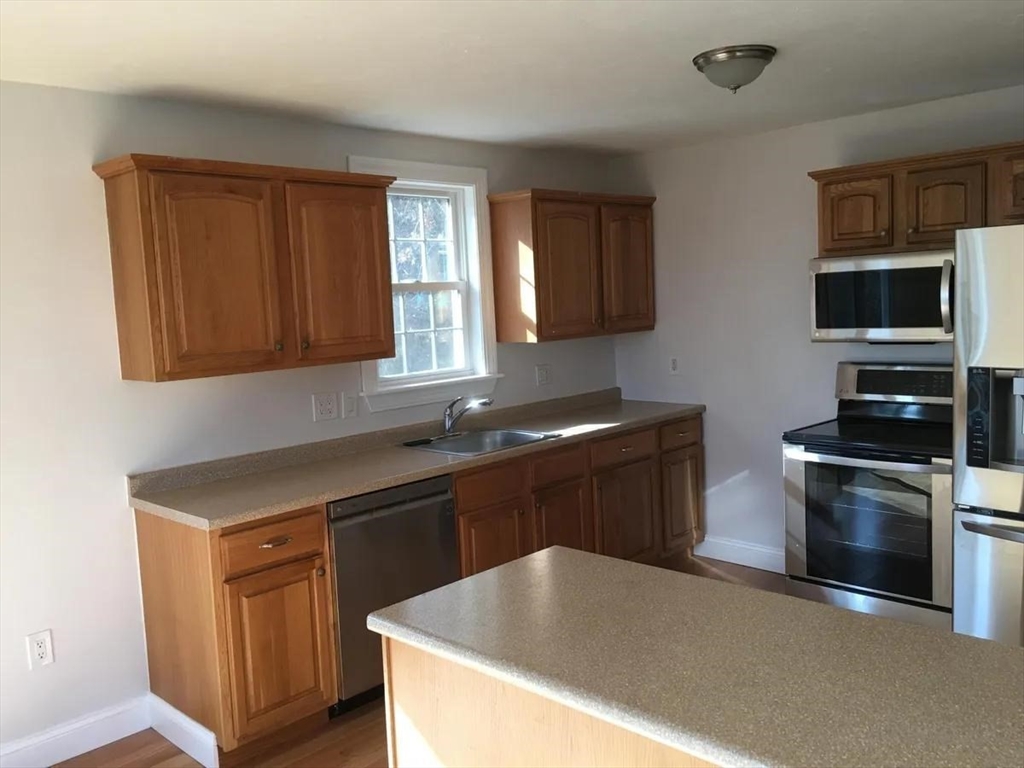 4 bed, 1 bath apartment for rent at 41 Blueberry Hill Rd Unit SF, Woburn — photo 5 of 31