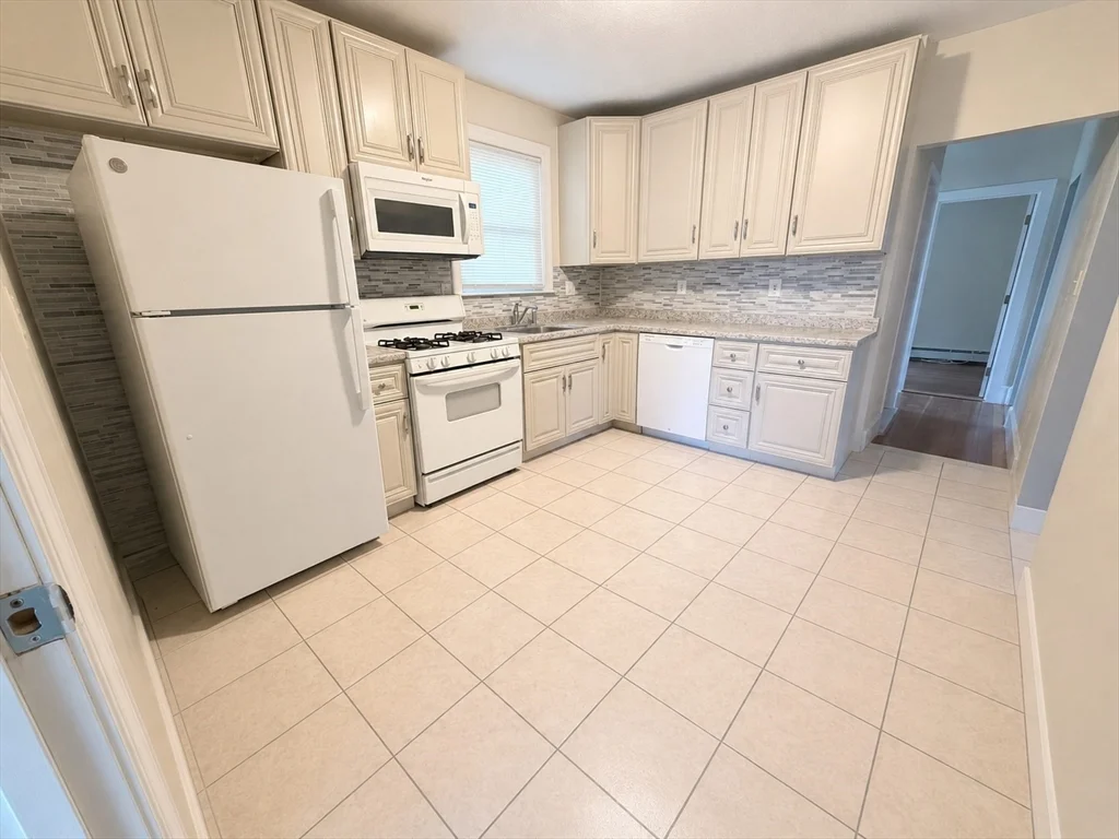 2 bed, 1 bath apartment for rent at 41 Daniels St Unit 41, Medford — photo 3 of 12