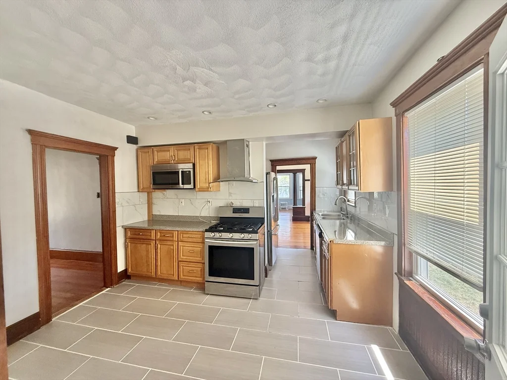 2 bed, 1 bath apartment for rent at 41 Dunbar Ave Unit 1, Glenwood — photo 6 of 42