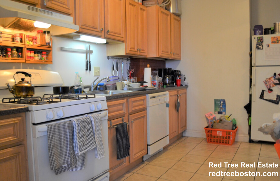 4 bed, 2 bath apartment for rent at 41 Egremont Rd Unit 4, Brighton — photo 2 of 14