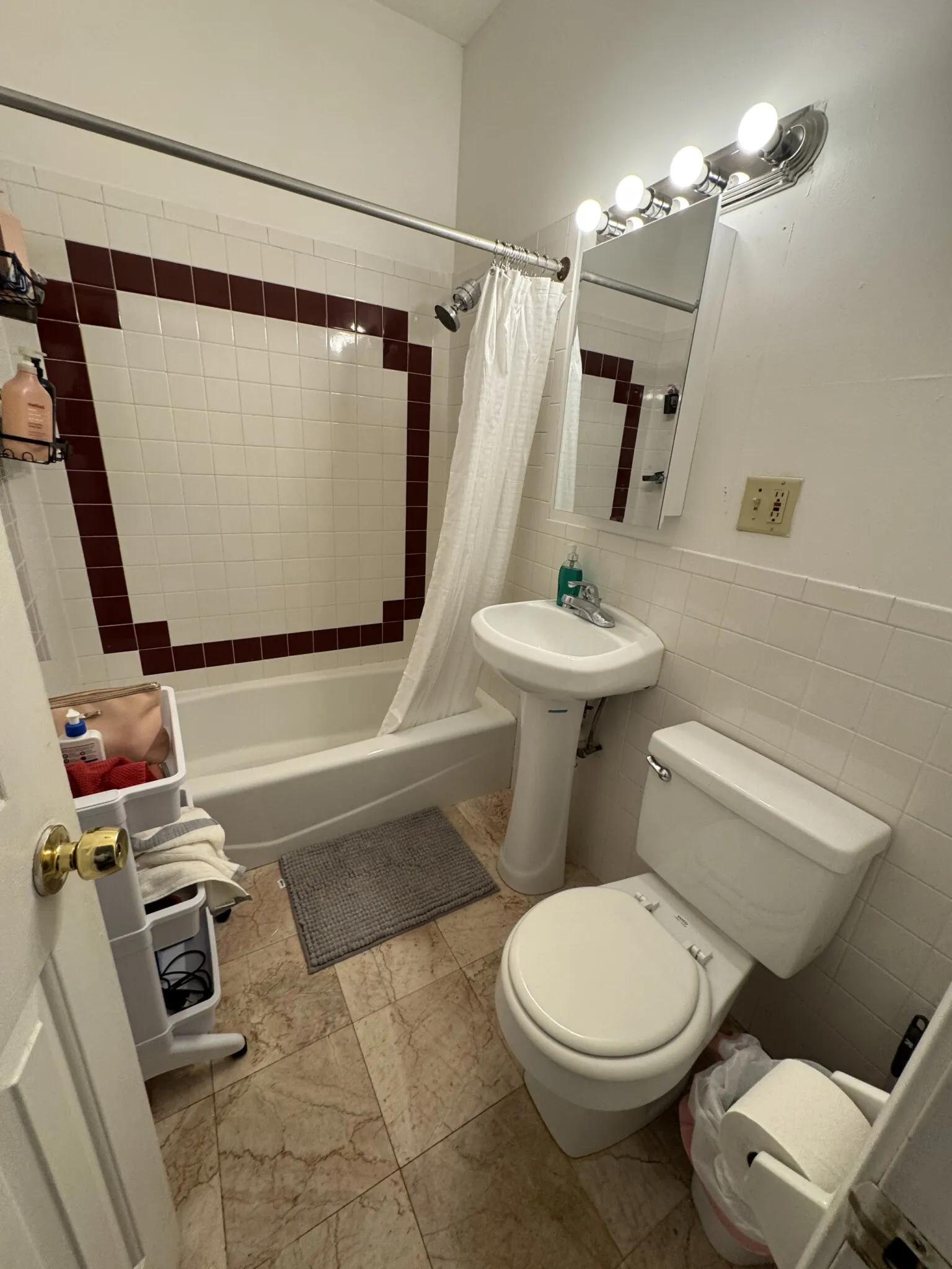 5 bed, 2 bath apartment for rent at 41 Egremont Rd Unit 6, Brighton — photo 9 of 37