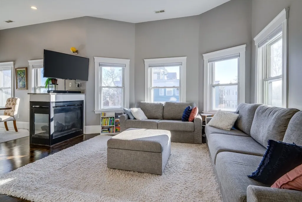 3 bed, 2 bath apartment for rent at 41 Farragut Rd Unit 3, South Boston — photo 13 of 42