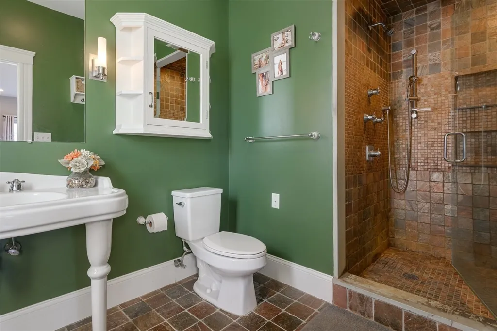 3 bed, 2 bath apartment for rent at 41 Farragut Rd Unit 3, South Boston — photo 25 of 42