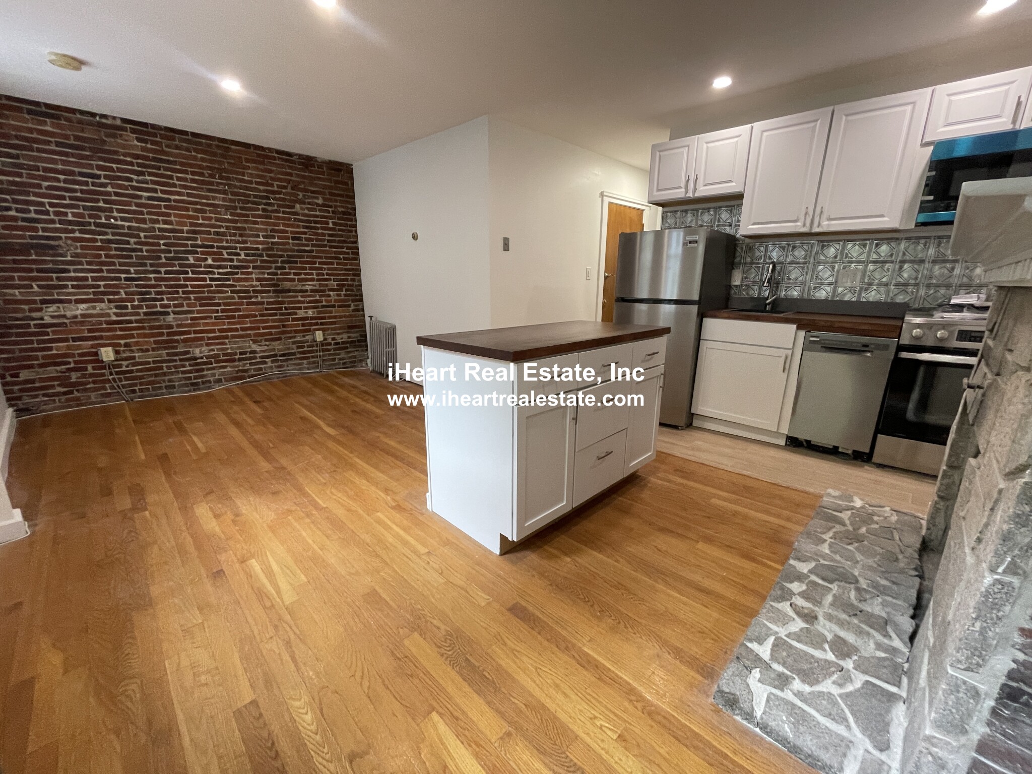 2 bed, 1 bath apartment for rent at 41 Grove St Unit 3, Beacon Hill — photo 3 of 10