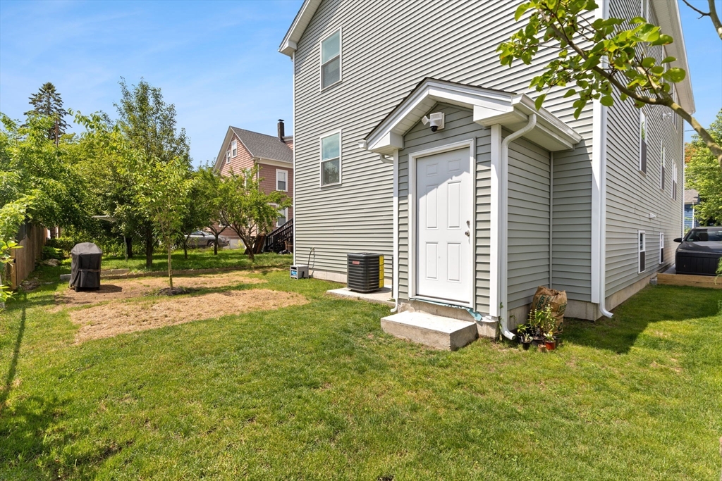 4 bed, 2 bath apartment for rent at 41 Hampton St Unit 1, Providence — photo 5 of 40