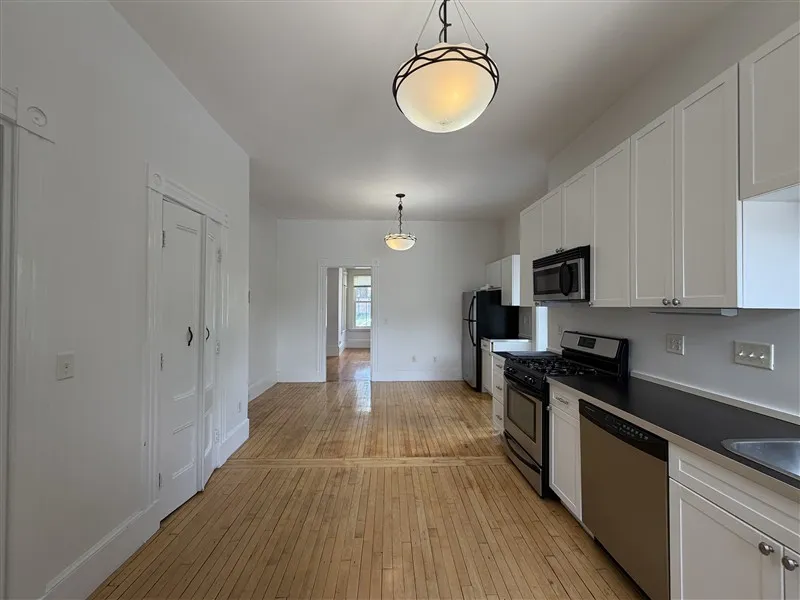 1 bed, 1 bath apartment for rent at 41 Laurel St Unit 1, Ward Two — photo 3 of 11