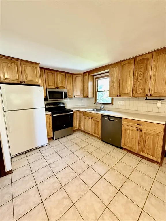 3 bed, 2 bath apartment for rent at 41 Loomis St Unit 41, Cambridge Highlands — photo 1 of 13