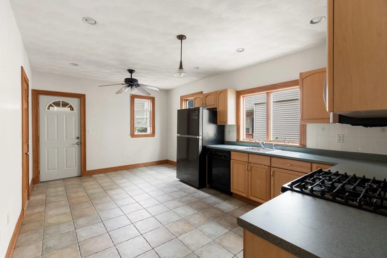 3 bed, 1 bath apartment for rent at 41 Montfern Ave Unit 1, Brighton — photo 15 of 22