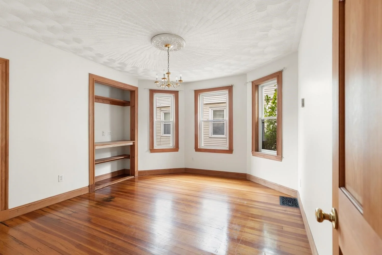 3 bed, 1 bath apartment for rent at 41 Montfern Ave Unit 1, Brighton — photo 10 of 22