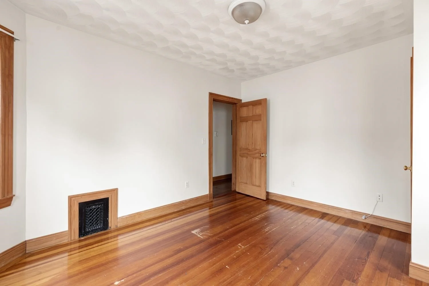 3 bed, 1 bath apartment for rent at 41 Montfern Ave Unit 1, Brighton — photo 3 of 22