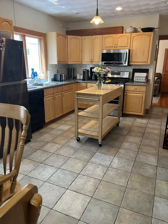 3 bed, 1 bath apartment for rent at 41 Montfern Ave Unit 1, Brighton — photo 4 of 10