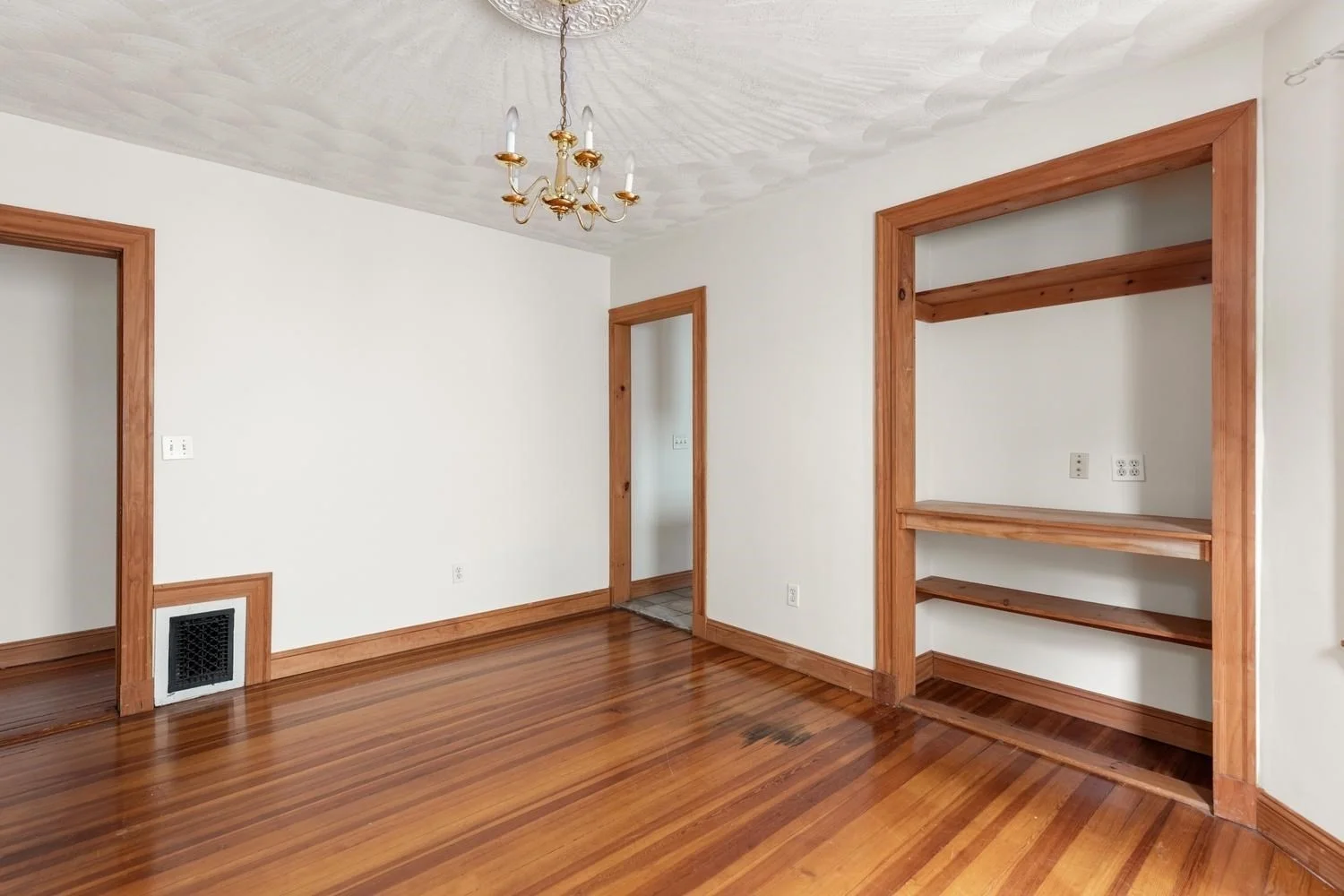 3 bed, 1 bath apartment for rent at 41 Montfern Ave Unit 1, Brighton — photo 12 of 22