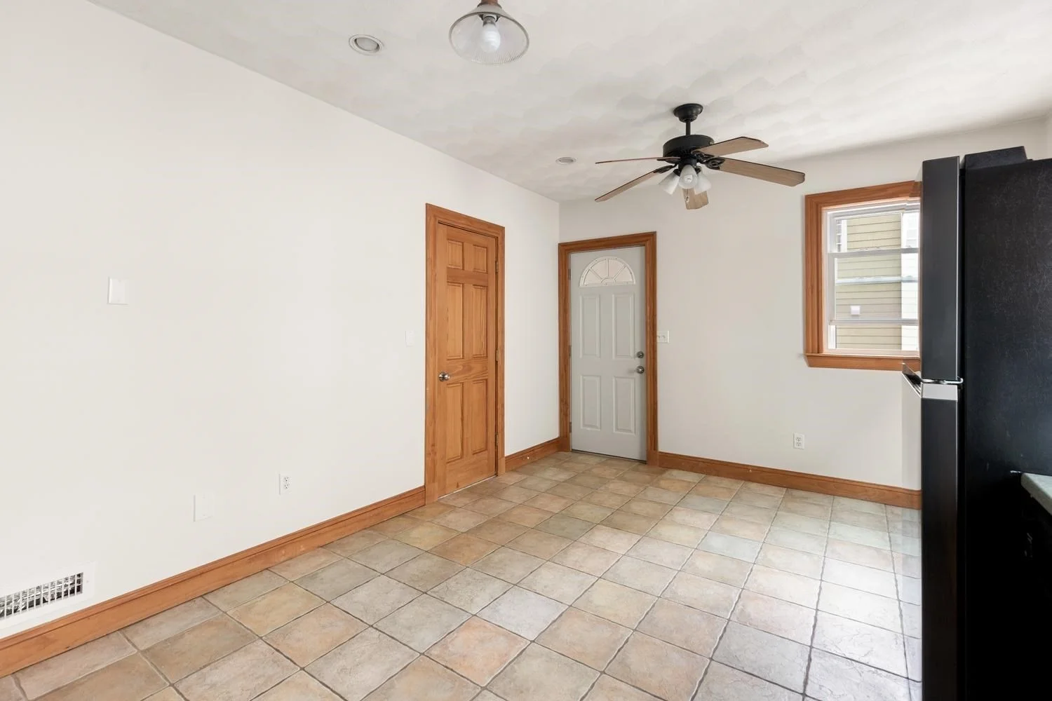 3 bed, 1 bath apartment for rent at 41 Montfern Ave Unit 1, Brighton — photo 17 of 22