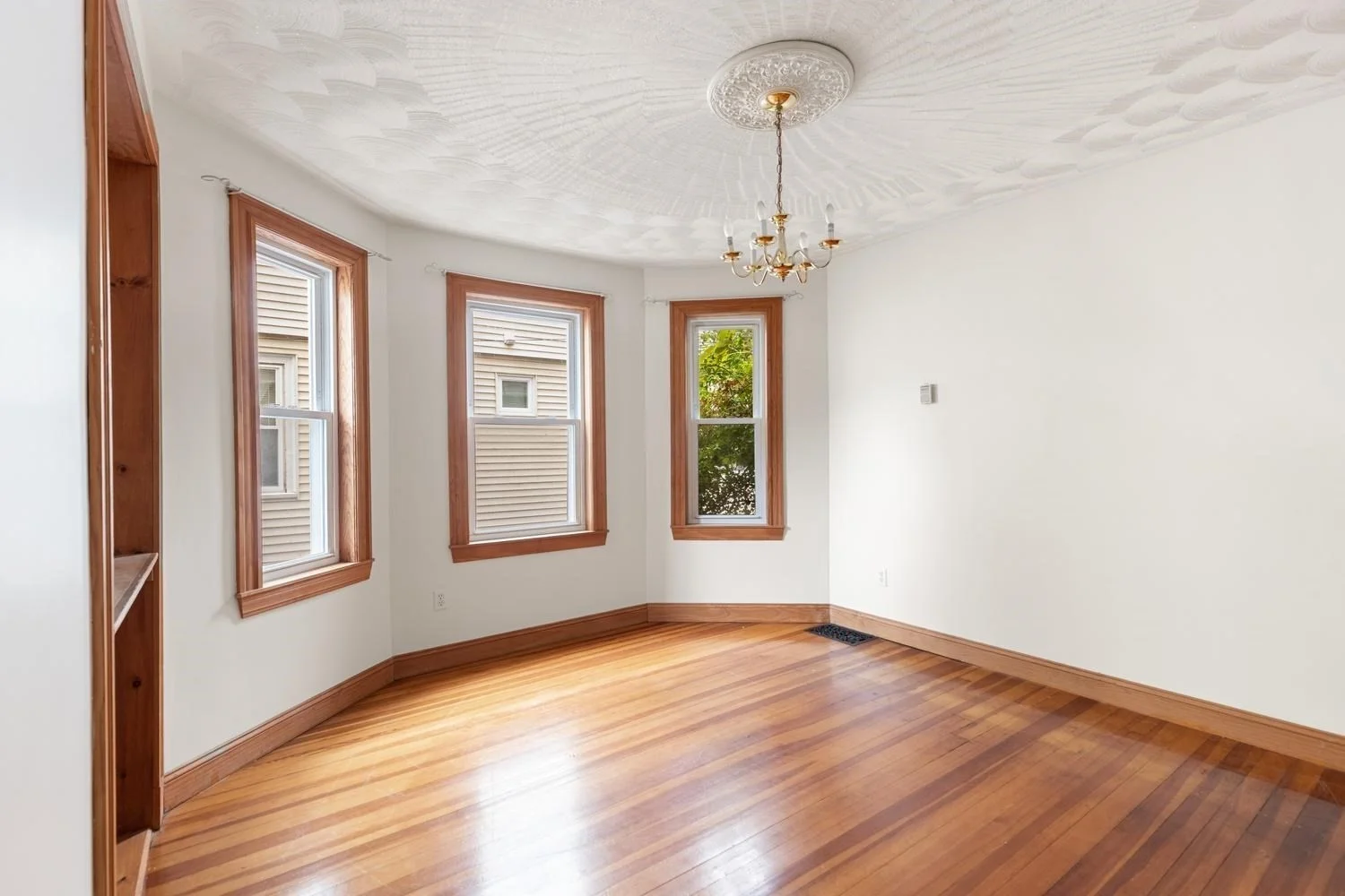 3 bed, 1 bath apartment for rent at 41 Montfern Ave Unit 1, Brighton — photo 11 of 22