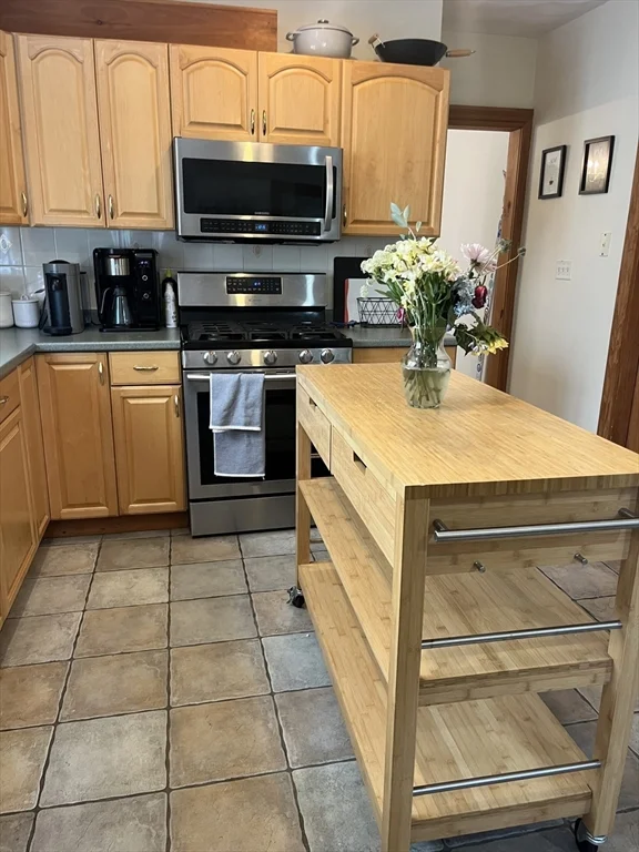 3 bed, 1 bath apartment for rent at 41 Montfern Ave Unit 1, Brighton — photo 3 of 10