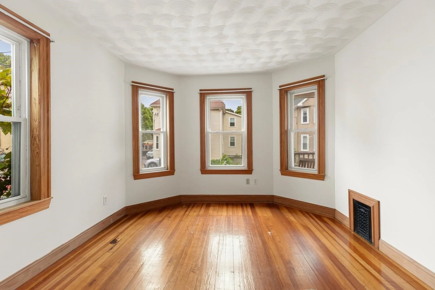 3 bed, 1 bath apartment for rent at 41 Montfern Ave Unit 1, Brighton — photo 2 of 22