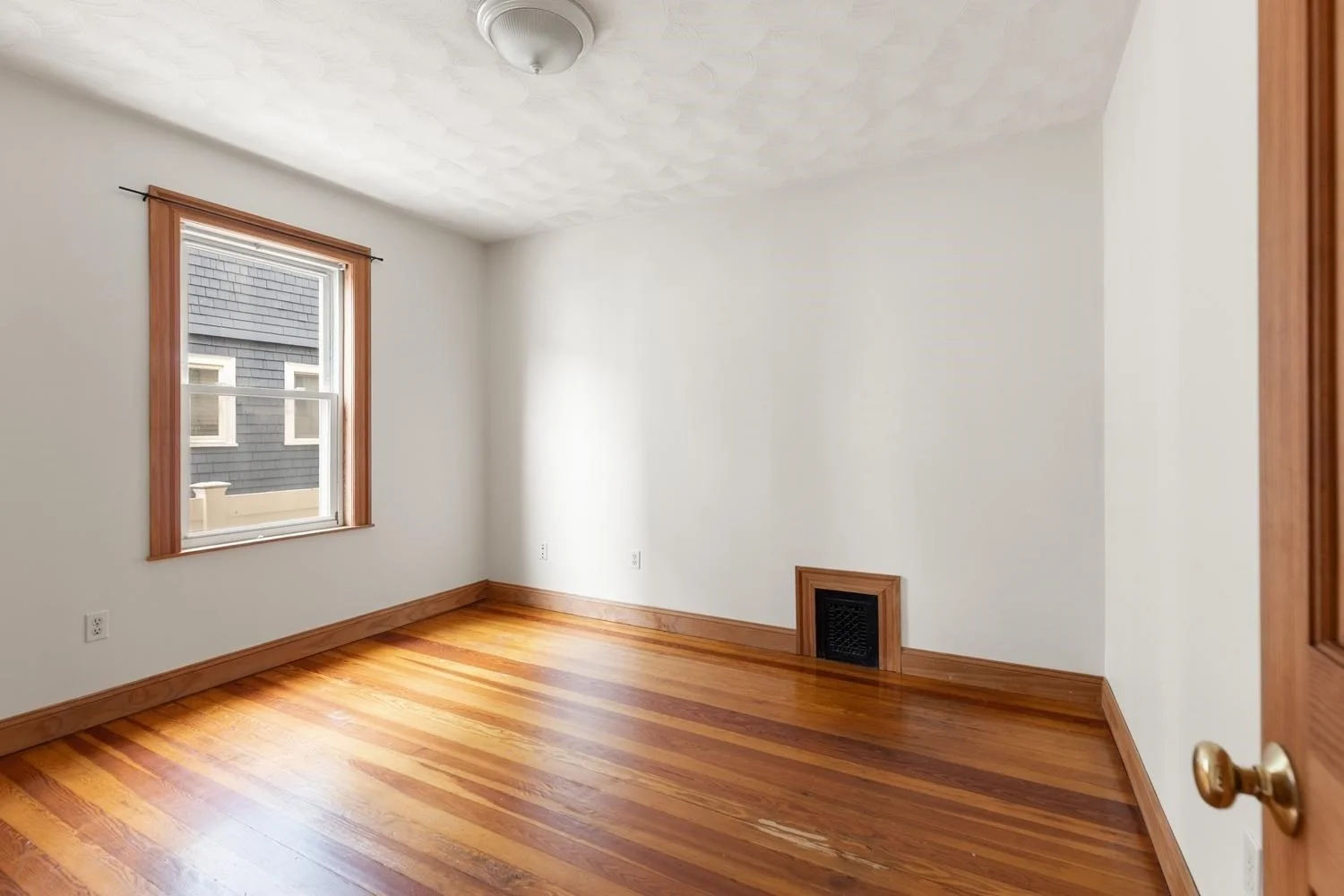 3 bed, 1 bath apartment for rent at 41 Montfern Ave Unit 1, Brighton — photo 9 of 22