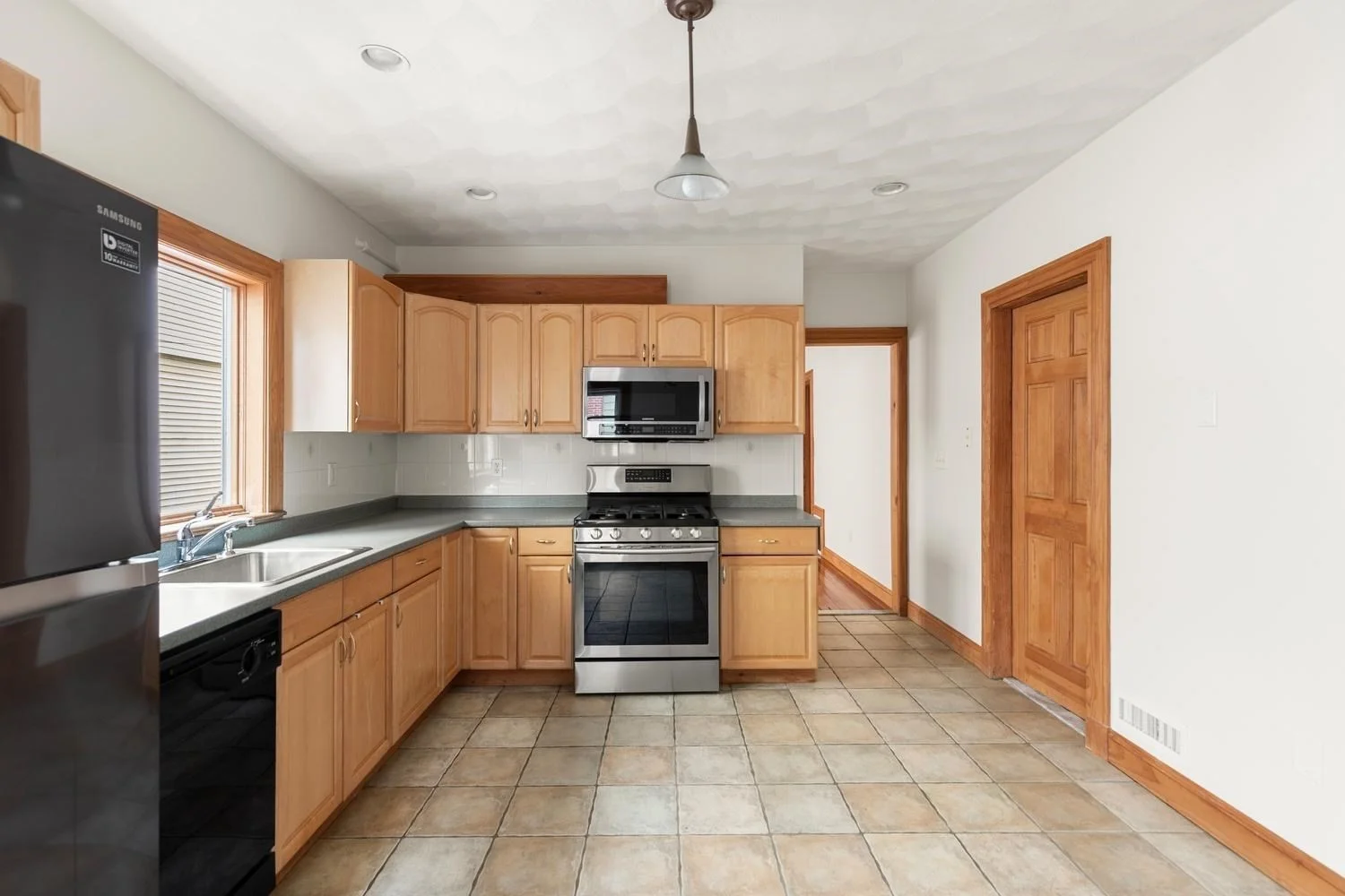 3 bed, 1 bath apartment for rent at 41 Montfern Ave Unit 1, Brighton — photo 14 of 22