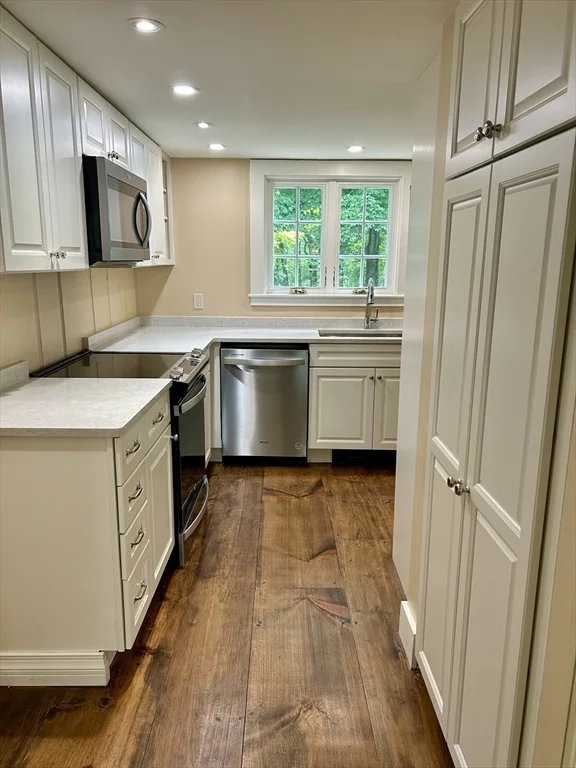 3 bed, 2 bath apartment for rent at 41 North Great Rd Unit 41, Lincoln — photo 12 of 25