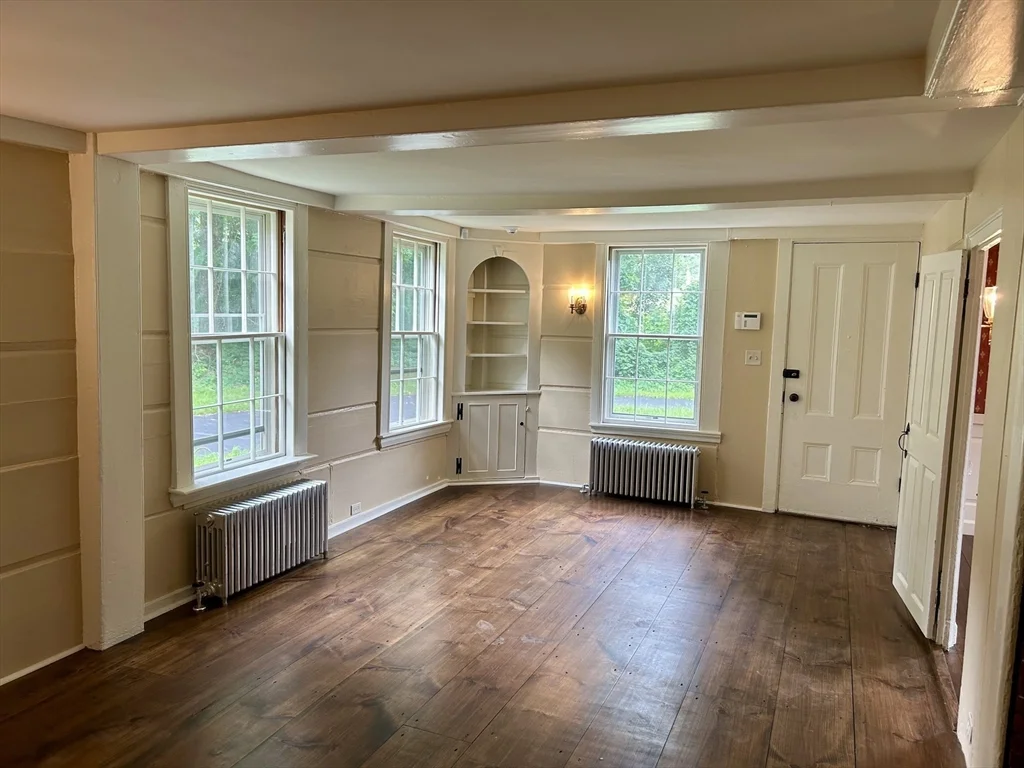 3 bed, 2 bath apartment for rent at 41 North Great Rd Unit 41, Lincoln — photo 3 of 25