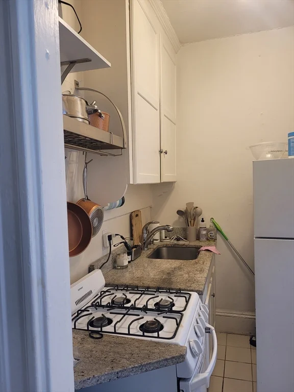 Studio bed, 1 bath apartment for rent at 41 Revere Unit 3, Beacon Hill — photo 3 of 4