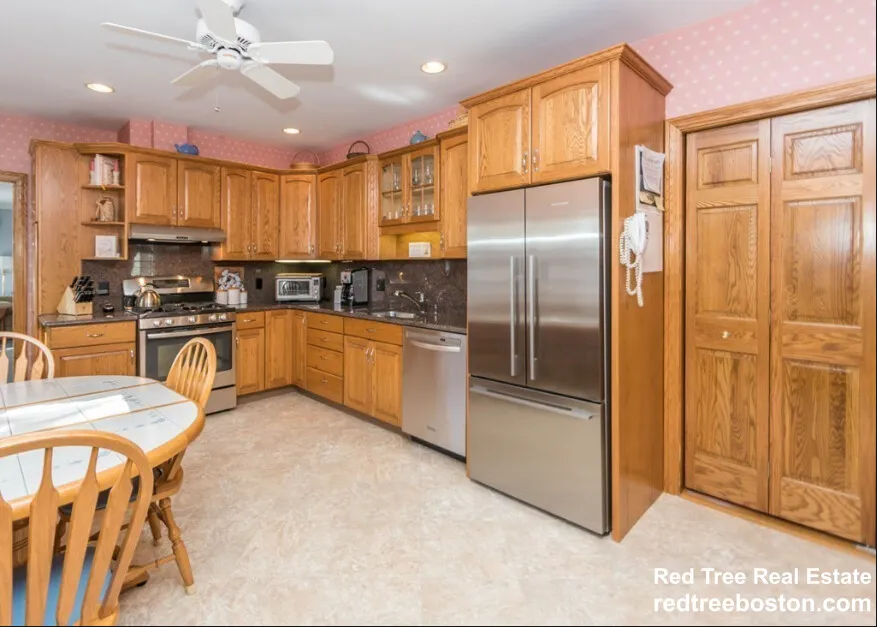 3 bed, 2 bath apartment for rent at 39-41 Rich St Unit 1, Banks Square — photo 3 of 23