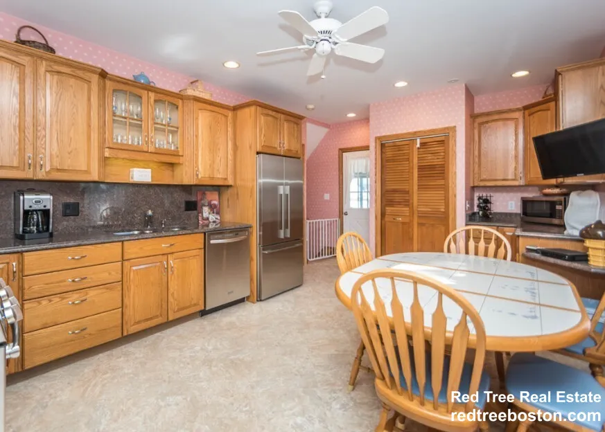 3 bed, 2 bath apartment for rent at 39-41 Rich St Unit 1, Banks Square — photo 4 of 23