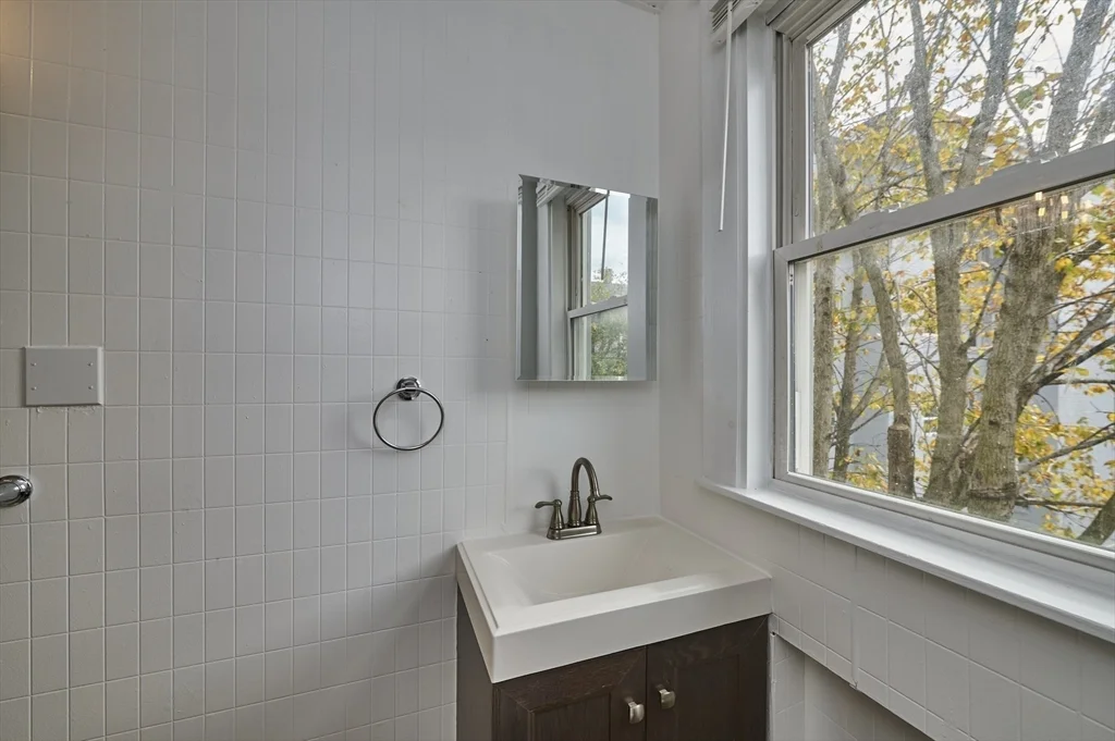 3 bed, 1 bath apartment for rent at 41 Salem St Unit 2L, Salem — photo 5 of 18