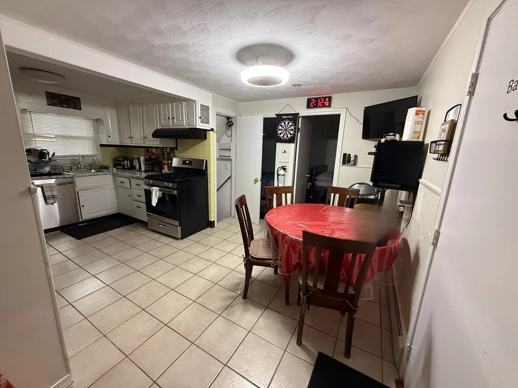 3 bed, 2 bath apartment for rent at 41 Shurtleff St, Revere — photo 5 of 12