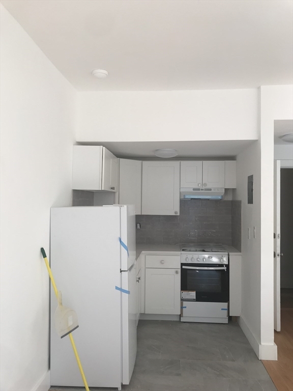 1 bed, 1 bath apartment for rent at 41 Strathmore Rd Unit 4, Brighton — photo 4 of 8