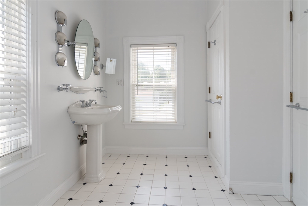 3 bed, 2 bath apartment for rent at 41 W Central Unit 2, Natick — photo 12 of 22