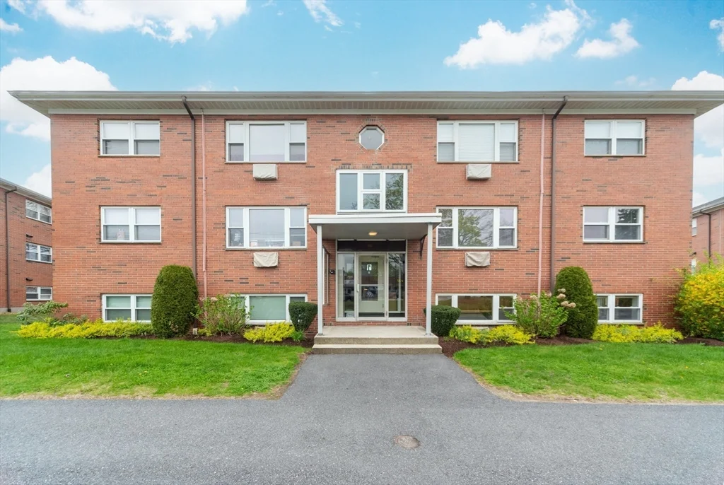 2 bed, 1 bath apartment for rent at 41 Warren St Unit B2, Waltham — photo 1 of 11