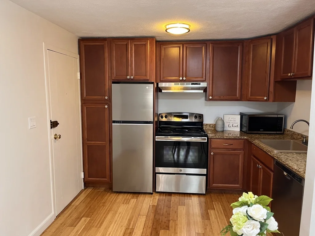 2 bed, 1 bath apartment for rent at 41 Warren St Unit B2, Waltham — photo 2 of 11