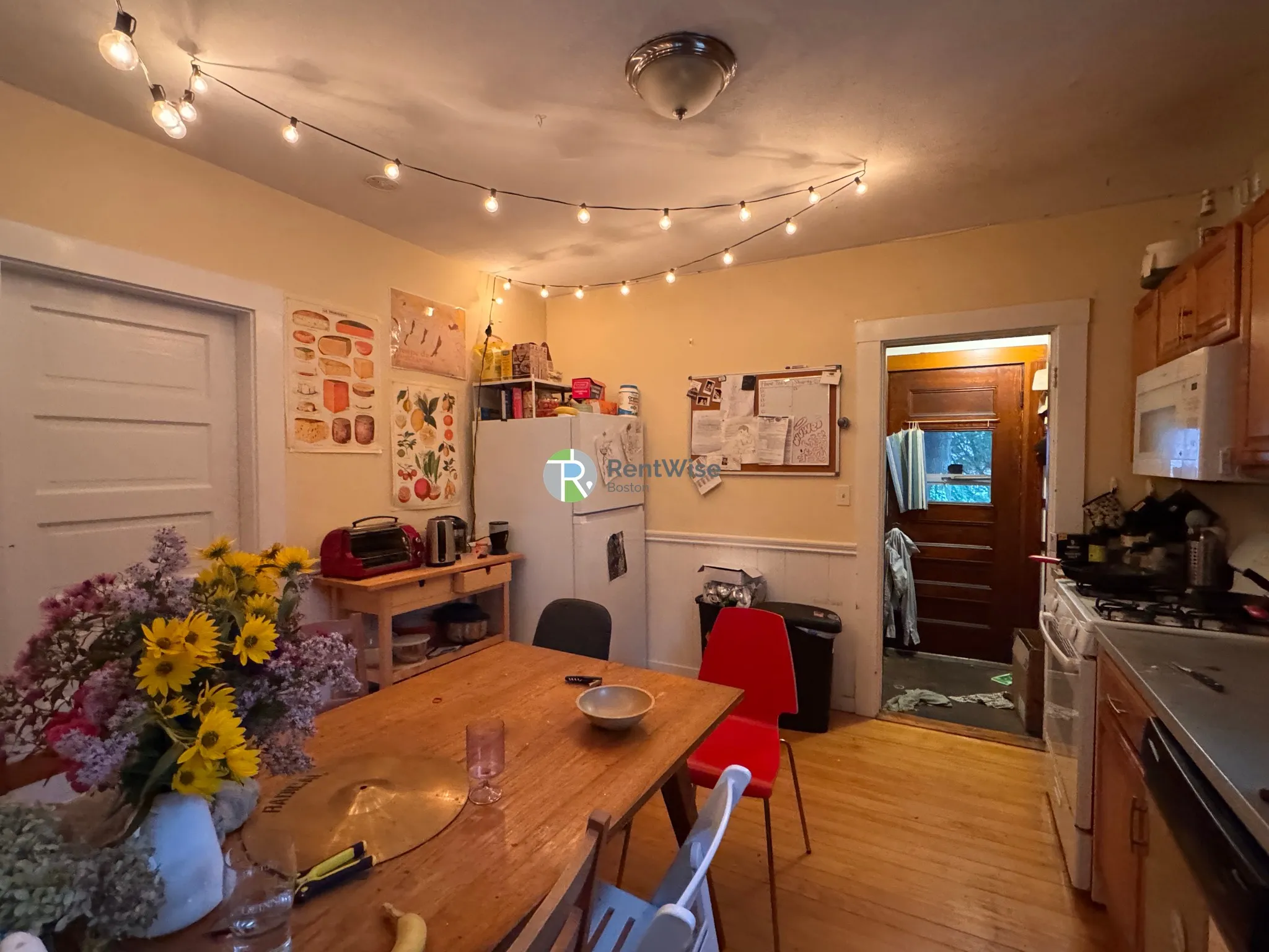 6 bed, 2 bath apartment for rent at 41 Whitfield Rd Unit 1, Tufts — photo 4 of 22