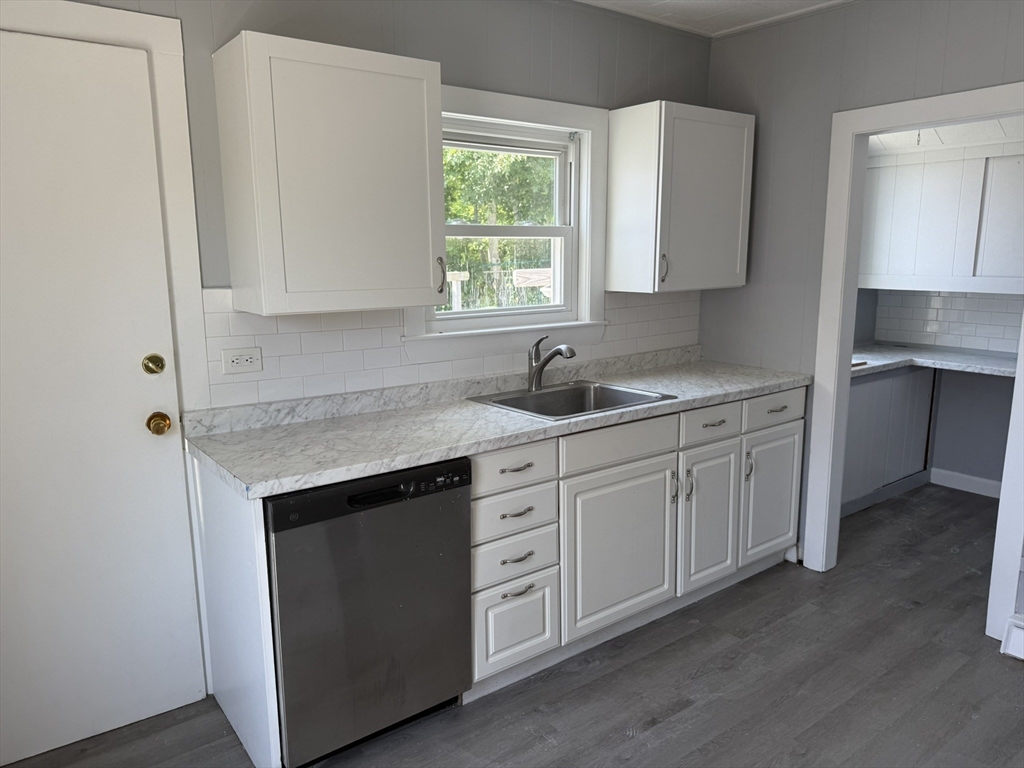 4 bed, 1 bath apartment for rent at 410-412 Court St Unit 1, North Plymouth — photo 3 of 15